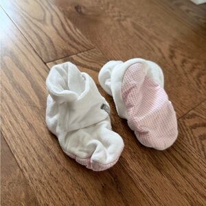 Goumi 3-6 month White and Pink Baby Booties